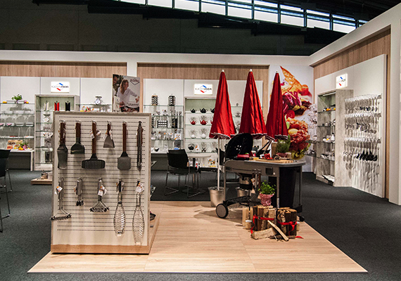 Visual Merchandising for the tradefair stand of the Kitchen specialist Küchenprofi, Spring, Cilio, and Zassenhaus, in cooperation with Karin Wahl Warenpräsentation. The stand on the tradefair „Tendence Lifestyle 2016“ was structured in a clear manner, placing importance on the products presentation and on a decoration implying the enjoyment of cooking.
<br>
Partner: Karin Wahl Warenpräsentation | Responsibilities: Product Placement, Visual Merchandising | Photography: n.n. | 02/2016 